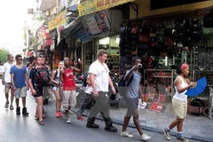 Khách du lịch quốc tế tham quan phố phường Hà Nội. (Ảnh: Thanh Hà/TTXVN)