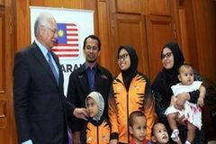 Thủ tướng Najib đến thăm gia đình ông Salihin ngày 3/5. (Nguồn: Bernama.com)