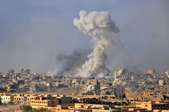 Khói bốc lên sau một cuộc không kích nhằm vào các vị trí của IS tại Deir Ezzor, Syria ngày 31/10. (Nguồn: AFP/TTXVN)