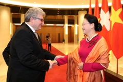 Chủ tịch Quốc hội Nguyễn Thị Kim Ngân đón Chủ tịch Thượng viện Thụy Sĩ Ivo Bischofberger. (Ảnh: Trọng Đức/TTXVN)