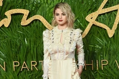 Thảm đỏ TFA 2017: Selena Gomez, Kaia Gerber yêu kiều với đầm nhún bèo