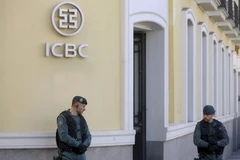 Cảnh sát Tây Ban Nha trong một cuộc đột kích trụ sở Ngân hàng Công thương Trung Quốc (ICBC) ở Madrid, (Nguồn: thepeninsulaqatar.com)