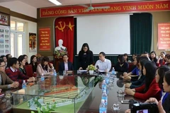 Công bố quyết định thi hành kỷ luật Hiệu trưởng và Hiệu phó Trường tiểu học Nam Trung Yên. (Ảnh: Nguyễn Thắng/TTXVN)