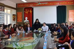 Công bố quyết định thi hành kỷ luật Hiệu trưởng và Hiệu phó Trường tiểu học Nam Trung Yên. (Ảnh: Nguyễn Thắng/TTXVN)