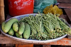 Ruồi bâu đen hàng hóa, thực phẩm của tiểu thương chợ Sang Trắng, cạnh Công ty Kwong Lung-Meko. (Ảnh: Thanh Liêm/TTXVN)