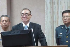 Bộ trưởng Quốc phòng Đài Loan Phùng Thế Khoan cho . (Nguồn: China Post)