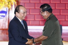  Thủ tướng hai nước tại buổi gặp mặt cán bộ, sinh viên, cựu chiến binh Việt Nam tham gia công tác, chiến đấu tại Campuchia. (Ảnh: Thống Nhất/TTXVN) 