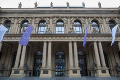 Cờ của Liên minh châu Âu tại sở giao dịch chứng khoán ở Frankfurt am Main, Đức. (Nguồn: EPA/TTXVN)