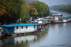 Tàu bè neo đậu trên một con sông ở Thượng Hải, Trung Quốc. (Nguồn: AFP/TTXVN)