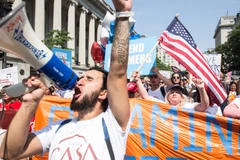 Người dân Mỹ tuần hành phản đối quyết định hủy bỏ DACA của Tổng thống Donald Trump. (Nguồn: nytimes.com)