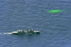 Tàu hộ tống của Lực lượng Phòng vệ trên biển Nhật Bản tìm kiếm các thành viên phi hành đoàn mất tích trong vụ tai nạn trực thăng ở vùng biển thuộc tỉnh Aomori ngày 27/8. (Nguồn: Kyodo/TTXVN)