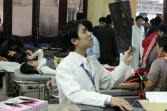 Cấp cứu người bị tai nạn giao thông. (Ảnh: Dương Ngọc/TTXVN)