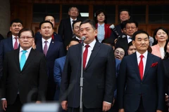 Ứng viên Tổng thống Miyegombo Enkhbold (giữa, trước) trong cuộc họp Ulan Bator ngày 26/6. (Nguồn: THX/TTXVN)