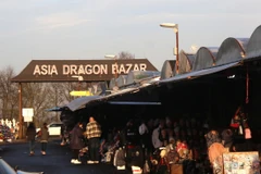 Chợ biên giới Asia Dragon Bazar của người Việt. (Ảnh: Trần Quang Vinh/Vietnam+)