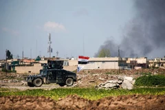  Khói bốc lên sau các cuộc giao tranh giữa quân đội Chính phủ và các tay súng IS tại Mosul ngày 4/4. (Nguồn: AFP/TTXVN)