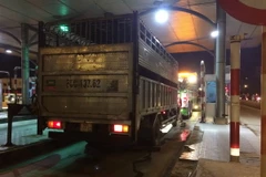 Hiện trường chiếc xe tải cán tử vong chiến sĩ cảnh sát giao thông ngay tại trạm thu phí cầu Đồng Nai. (Ảnh: Sỹ Tuyên/TTXVN)