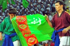 Các đô vật Turkmen mang cờ quốc gia tại lễ khai mạc AIMAG 2017 ở Ashgabat ngày 17/9. (Nguồn: rferl.org)