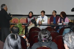 Đạo diễn Hồng Ánh và nam diễn viên Nhan Phúc Vinh (áo trắng) tại buổi giao lưu với khán giả Ai Cập, ngày 29/11 tại Cairo. (Ảnh: Nguyễn Trường/Vietnam+)