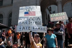 Tuần hành kêu gọi bảo vệ môi trường nhân Ngày Mẹ Trái đất tại thành phố Los Angeles, Mỹ. (Nguồn: AFP/TTXVN)