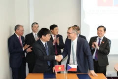 Bộ trưởng Bộ Thông tin và Truyền thông Trương Minh Tuấn chứng kiến lễ ký. (Ảnh: Trọng Đức/TTXVN)