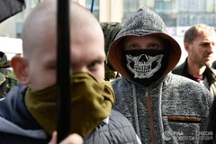 Lực lượng cấp tiến phong tỏa Ngân hàng Sberbank tại Kiev. (Nguồn: fort-russ.com)