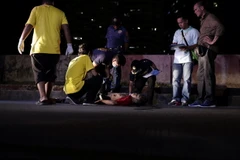 Cảnh sát điều tra tại hiện trường một đối tượng bị tiêu diệt do bị nghi là tội phạm ma túy ở Manila, Philippines ngày 18/8. (Nguồn: EPA/TTXVN)