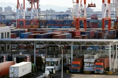 Bốc dỡ côngtenơ hàng hóa tại cảng Tokyo, Nhật Bản ngày 25/1. (Nguồn: EPA/TTXVN)