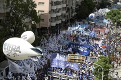 Giáo viên tham gia đình công tại thủ đô Buenos Aires, Argentina ngày 6/3. (Nguồn: AFP/TTXVN)