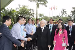 Cán bộ, nhân viên Đại sứ quán, đại diện cộng đồng, lưu học sinh và doanh nghiệp Việt Nam đón Tổng Bí thư Nguyễn Phú Trọng tại thành phố Yangon. (Ảnh: Trí Dũng/TTXVN)