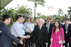 Cán bộ, nhân viên Đại sứ quán, đại diện cộng đồng, lưu học sinh và doanh nghiệp Việt Nam đón Tổng Bí thư Nguyễn Phú Trọng tại thành phố Yangon. (Ảnh: Trí Dũng/TTXVN)