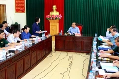 Lãnh đạo tỉnh Yên Bái báo cáo với Phó Thủ tướng Trương Hòa Bình về thiệt hại do mưa lũ và công tác cứu hộ cứu nạn. (Ảnh: Trung Kiên/TTXVN)