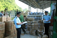 Kiểm tra hàng nhập khẩu tại Chi cục Hải quan cửa khẩu Cốc Nam (Cục Hải quan Lạng Sơn). (Ảnh minh họa: Hoàng Hùng/TTXVN)