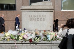 Đặt hoa tưởng niệm các nạn nhân vụ tấn công khủng bố tại Cầu London. (Nguồn: AFP/TTXVN)