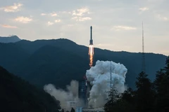 Tên lửa Trường Chinh-3B mang theo vệ tinh Bắc Đẩu rời bệ phóng tháng 9/2015. (Nguồn: THX/TTXVN)