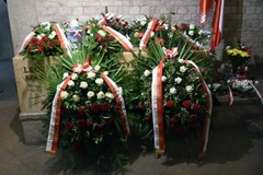  Mộ cố Tổng thống Lech Kaczynski và vợ của ông tại hầm mộ của lâu đài Wawel ở Krakow, Ba Lan ngày 12/10/2016. (Nguồn: EPA/TTXVN)