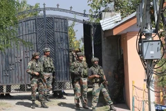 Quân đội Ấn Độ được triển khai tại hiện trường một vụ xả súng ở Srinagar, thủ phủ mùa Hè của Kashmir ngày 3/10. (Nguồn: THX/TTXVN)