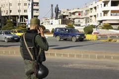  Lực lượng an ninh Chính phủ Syria gác tại một trạm kiểm soát ở Homs. (Nguồn: AFP/TTXVN)