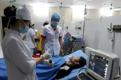 Cấp cứu bệnh nhân bị ngộ độc. Ảnh minh họa. (Nguồn: TTXVN)