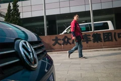 Biển hiệu tại văn phòng công ty đại diện của hãng Volkswagen ở Bắc Kinh, Trung Quốc ngày 29/3. (Nguồn: AFP/TTXVN)