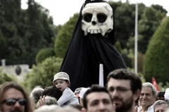 Biểu tình tại trung tâm Athens trong ngày Quốc tế Lao động 1/5. (Nguồn: AFP)