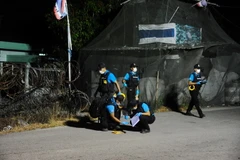 Nhân viên an ninh điều tra tại hiện trường vụ nổ bom bên ngoài một chốt kiểm soát an ninh ở Narathiwat ngày 20/4. (Nguồn: AFP/TTXVN)