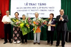 Năm 2011, Phó Chủ tịch nước Nguyễn Thị Doan trao Huân chương Độc lập hạng Nhất của Chủ tịch nước tặng Giáo sư Nguyễn Trọng Nhân (giữa)- nguyên Chủ tịch TW Hội Chữ thập Đỏ Việt Nam. (Ảnh: Quý Trung/TTXVN)