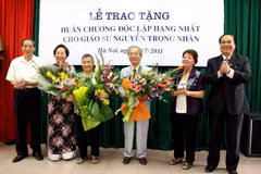 Năm 2011, Phó Chủ tịch nước Nguyễn Thị Doan trao Huân chương Độc lập hạng Nhất của Chủ tịch nước tặng Giáo sư Nguyễn Trọng Nhân (giữa)- nguyên Chủ tịch TW Hội Chữ thập Đỏ Việt Nam. (Ảnh: Quý Trung/TTXVN)