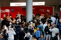 Hành khách chờ tại nhà ga sân bay Duesseldorf, Đức ngày 12/9 sau khi nhiều chuyến bay bị hủy. (Nguồn: AFP/TTXVN)