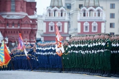 Các quân nhân Nga tại lễ diễu binh diễu hành kỷ niệm 72 năm Ngày Chiến thắng vĩ đại ở Moskva ngày 9/5. (Nguồn: EPA/TTXVN)