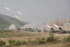 Binh sỹ Campuchia bắn rocket BM-21 trong cuộc tập trận bắn đạn thật ở tỉnh Kampong Speu năm 2013. (Nguồn: THX/TTXVN)