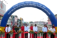 Các đại biểu cắt băng thông xe. (Ảnh: Hoàng Hải/TTXVN)