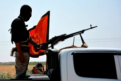 Các lực lượng Dân chủ Syria (SDF) tại làng Al-Hazeema, phía bắc thành phố Raqqa trong chiến dịch chống IS ngày 6/6. (Nguồn: EPA/TTXVN)