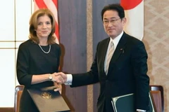 Ngoại trưởng Nhật Bản Fumio Kishida (phải) và Đại sữ Mỹ tại Nhật Bản Caroline Kennedy (trái) tại lễ ký ở Tokyo. (Nguồn: Kyodo/TTXVN)
