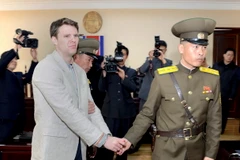 Otto Frederick Warmbier (trái) bị cảnh sát áp giải tới phiên xét xử của Tòa án tối cao Triều Tiên ở Bình Nhưỡng ngày 16/3/2016. (Nguồn: EPA/TTXVN)